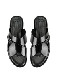 Zwarte klapsandalen met twee brede glanzende banden die aan de voorkant kruisen, verstelbare gespdetails en een gestructureerde binnenzool voor comfort.