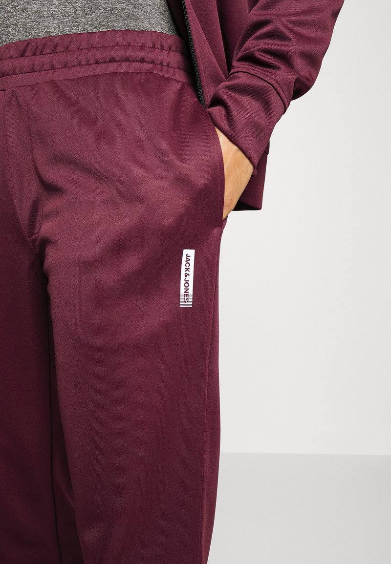 Herren Trainingsanzüge | Jack & Jones Performance JCOZPOLY SUIT Trainingsanzug port royale/bordeaux - US92991 Herren Trainingsanzüge | Jack & Jones Performance JCOZPOLY SUIT Trainingsanzug port royale/bordeaux - US92991