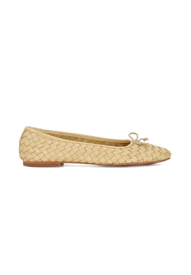 Chaussure plate tissée beige avec un bout rond, un profil élancé et un délicat nœud sur le devant. Semelle flexible, tige texturée et design minimaliste.