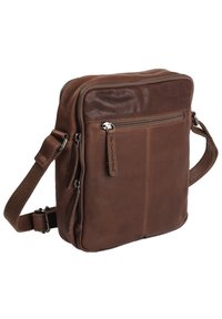 Borsa a tracolla in pelle marrone con finitura liscia, scomparti con zip, tracolla in tessuto regolabile e dettagli di cucitura discreti.