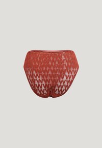 Röd nät bikiniunderdel med ett zigzag-mönster och elastisk midja. Den har en design som ger full täckning och en mjuk textur.
