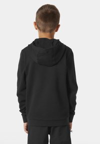 Sudadera con capucha negra, con un forro interior texturizado, mangas largas y un dobladillo acanalado. Costuras visibles y un diseño de ajuste relajado.