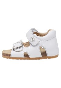 Sandalia blanca de cuero con dos correas ajustables y una hebilla. Diseño abierto, plantilla texturizada y suela transparente. Presenta recortes.
