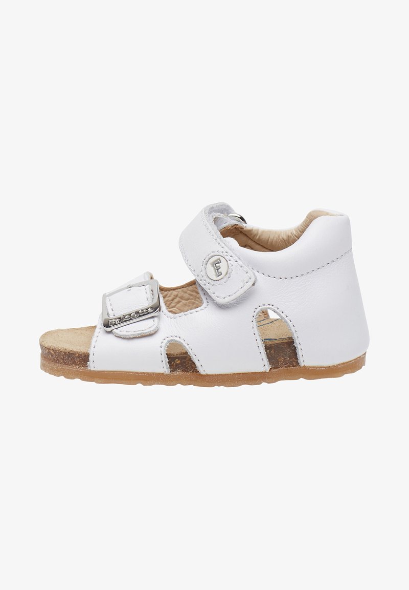 Bílé kožené sandály s dvěma nastavitelnými pásky a přezkou. Otevřený design, texturovaná stélka a průhledná podešev. Obsahují výřezy.