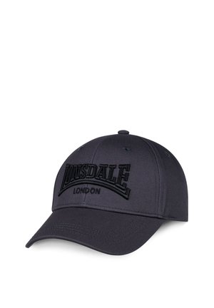 Sort baseballcap med broderet "Lonsdale London"-logo foran, bøjet skygge og ventilationshuller på toppen.