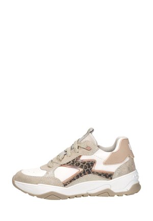Beige en witte sneaker met luipaardprintdetail, gestructureerde zool, gevoerde kraag en vetersluiting, ontworpen voor casual gebruik.