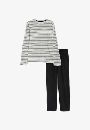 Chemise à manches longues grise avec des rayures horizontales noires et blanches, associée à un pantalon de pyjama noir avec une taille à cordon de serrage ajustable.