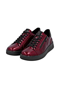 Baskets en cuir verni rouge avec lacets noirs, fermeture éclair sur le côté et semelle en caoutchouc texturée. Fini lisse et design à bout rond.