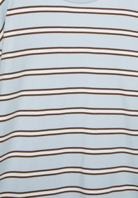 Tessuto azzurro chiaro con strisce orizzontali marroni e bianche, distribuite uniformemente sulla superficie.