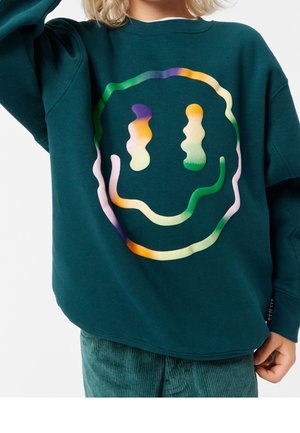 Sudadera color verde azulado con un gran diseño de cara sonriente multicolor. Corte holgado, cuello redondo y material suave y texturizado.