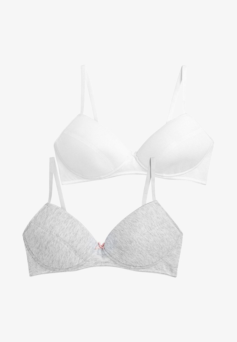 Twee bh's: een witte en een lichtgrijze. Beide hebben gepolsterde cups, verstelbare bandjes en minimale hardware met een kleine accent op de grijze bh.
