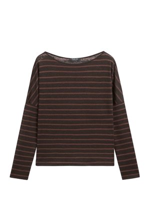 Chemise à manches longues de couleur brun foncé avec de fines rayures horizontales noires et un large col rond, étalée à plat sur un fond blanc.