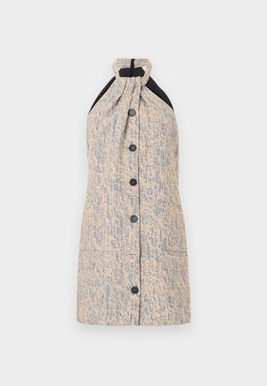 Halterneck-kjole lavet af tekstureret stof i beige med blå og sorte mønstre. Har en knaplukning foran og detaljer med indsamlet hals.