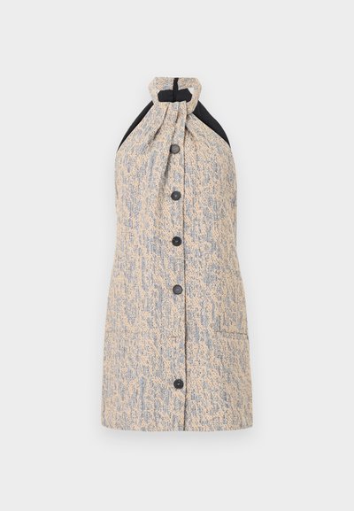 Robe à encolure américaine en tissu texturé beige avec des motifs bleus et noirs. Dotée d'une fermeture à boutons sur le devant et d'un détail de col froncé.