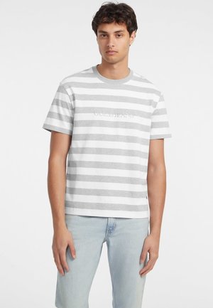 Szary i biały koszulka w paski, bawełniana, z krótkim rękawem, okrągłym dekoltem, z haftem "GUESS JEANS" z przodu.