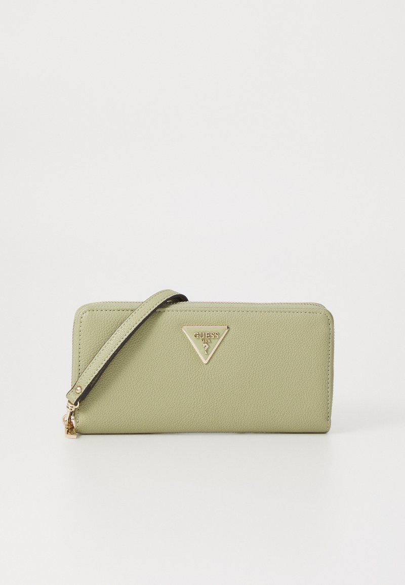Portefeuille en cuir texturé vert avec un accent triangulaire doré. Il possède une sangle de poignet amovible et une fermeture éclair.