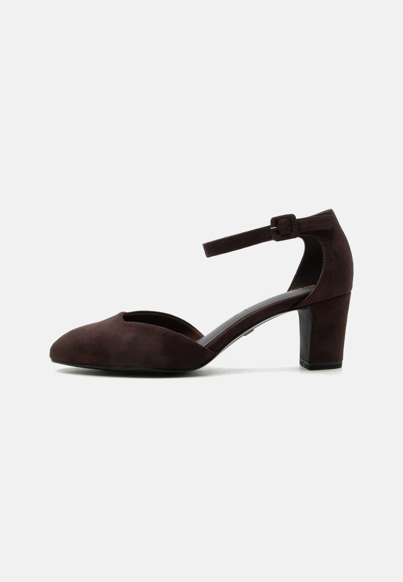 Chaussure en daim marron foncé à talon bas, bout fermé, bride autour de la cheville avec boucle, vue de profil sur fond blanc.