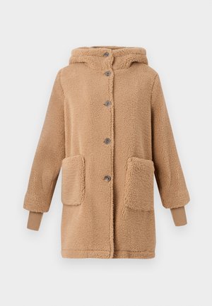 Abrigo de forro polar color beige con capucha, cierre frontal de botones, dos bolsillos frontales y puños de canalé. Textura suave y diseño acogedor.