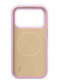 Telefondeksel med rosa kant og beige bakside, sirkulært MagSafe-lade-merke og "Ideal of Sweden"-merke nær nederst til venstre.