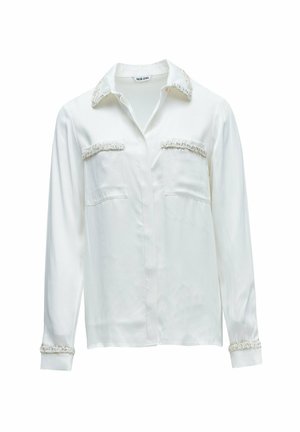 Blusa blanca de manga larga con ribete texturizado en el cuello, bolsillos en el pecho y puños, que presenta un cierre delantero de botones y un cuello clásico.