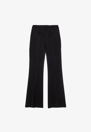Černé kalhoty s vysokým pasem a mírným rozšířením na konci, jednobarevný design, bez viditelných kapes nebo ozdob.