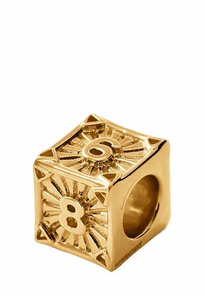 Anillo en forma de cubo de tono dorado con los números 6 y 8 en relieve, patrón de estallido solar intrincado en cada lado, interior liso y hueco para mayor comodidad al usarlo.