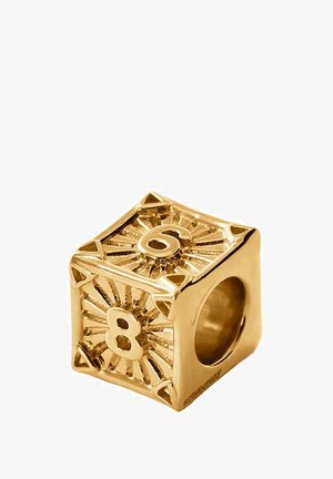 Anillo en forma de cubo de tono dorado con los números 6 y 8 en relieve, patrón de estallido solar intrincado en cada lado, interior liso y hueco para mayor comodidad al usarlo.