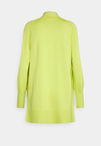 Pull en maille jaune néon à manches longues avec poignets, ourlet et col côtelés, présenté de dos sur un fond blanc uni.