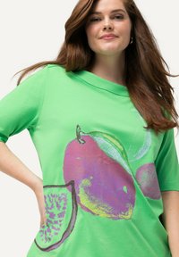Ulla Popken FRUIT SHORT SLEEVE BOAT NECK GRAPHIC  - Camiseta estampada - kiwi