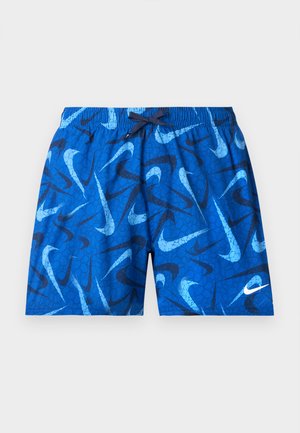 Shorts de bain bleus avec des motifs abstraits en forme de virgules bleu foncé et bleu clair, et un petit logo virgule blanc sur la jambe gauche, taille élastique avec un cordon de serrage bleu marine.