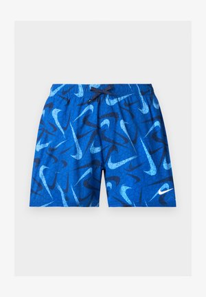 Shorts de bain bleus avec des motifs abstraits en forme de virgules bleu foncé et bleu clair, et un petit logo virgule blanc sur la jambe gauche, taille élastique avec un cordon de serrage bleu marine.