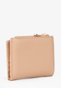 Portafoglio in pelle beige con profilo sottile, texture liscia e chiusura con cerniera dorata. Include diversi scomparti per carte e un design compatto.