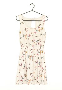 Vestido de estampado floral con un fondo crema, diseño sin mangas, cintura entallada y estampados de mariposas coloridos por todo el vestido.