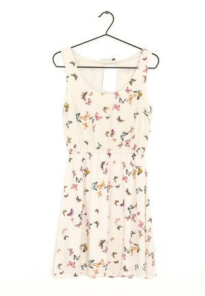 Robe à motif floral avec un fond crème, sans manches, taille cintrée, et imprimés de papillons colorés tout au long.