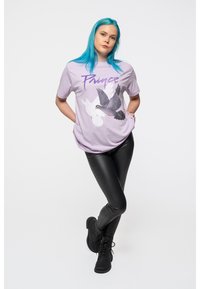 Paradiso Clothing PRINCE RAIN DOVES - Print T-shirt - purple
