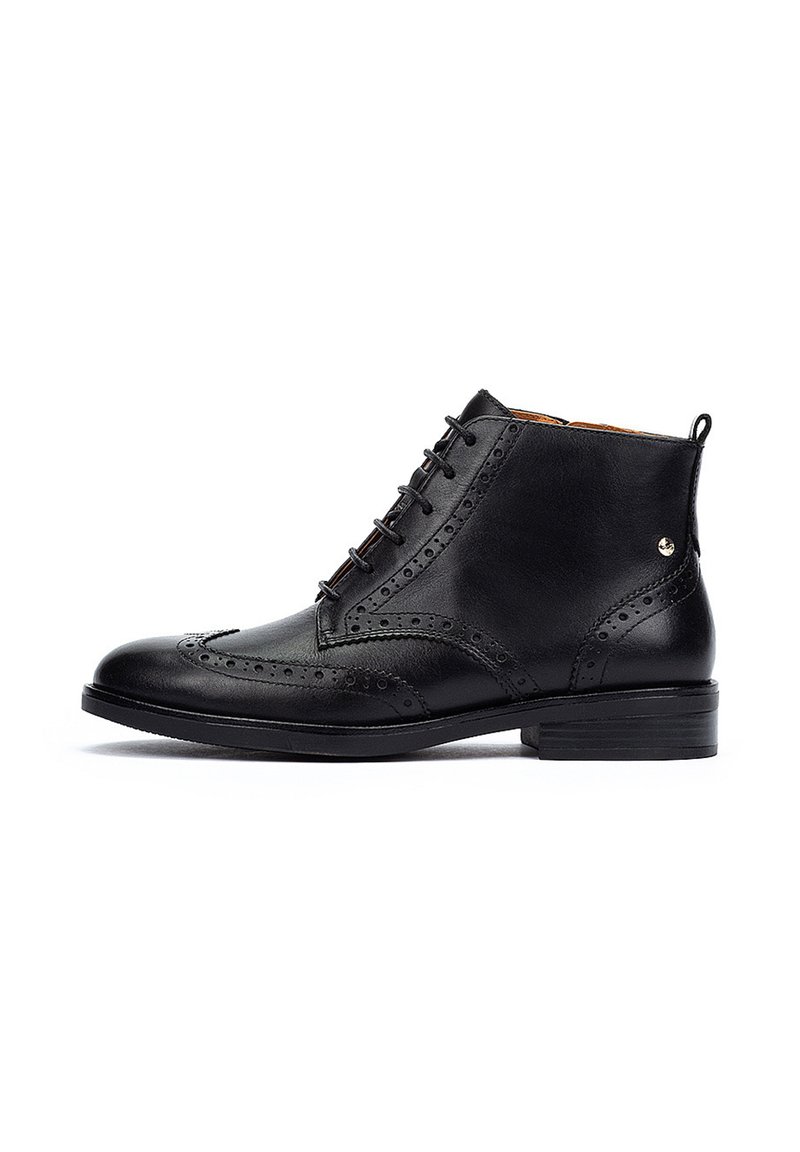Bottines en cuir noir avec un détail brogue, à lacets sur le devant, bout arrondi et un petit talon bloc. Présente un petit logo sur le côté.