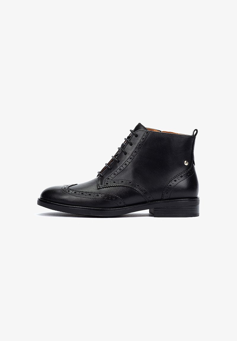Zwarte leren enkellaarzen met brogue-details, vetersluiting, ronde neus en een lage blokhak. Voorzien van een klein logo aan de zijkant.