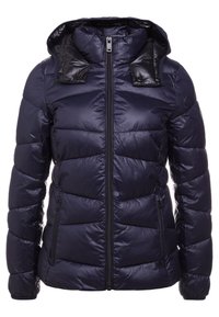Giacca puffer blu navy con cappuccio, zip frontale completa, due tasche laterali con zip e cuciture trapuntate orizzontali e diagonali.