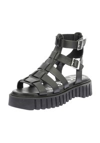 Zwarte bandensandalen met een dikke platform, voorzien van elkaar kruisende banden en verstelbare gespen. Getextureerde zool met ribbels voor grip.