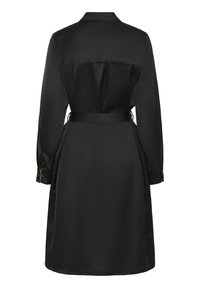 Rochie din satin negru cu mâneci lungi, guler și talie accentuată cu curea. Textură netedă și detalii minime, evidențiind designul și croiul din spate.