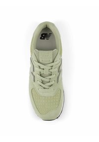 Lichtgroene sneaker met een bovenwerk van suede en mesh, een gestructureerd krokodillenpatroon op de neus en grijze accenten. Beschikt over veters en een gevoerde kraag.