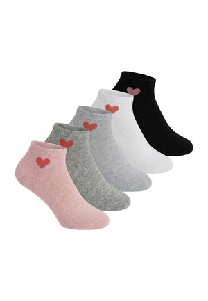 Fünf Knöchelsocken in Pink, Hellgrau, Mittelgrau, Weiß und Schwarz, jeweils mit einem kleinen Herz nahe der Bündchen auf der Außenseite.