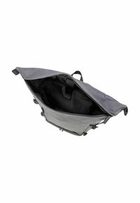 Mochila de tela gris con parte superior con cremallera, que cuenta con un amplio interior negro y correas ajustables. Incluye dos hebillas laterales para el cierre.