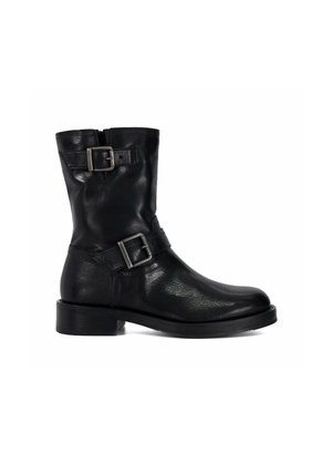 Zwarte leren enkelboot met een ronde neus, hoogte tot de kuit, zijrits en twee decoratieve gespen. Platte rubberen zool.