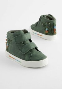 Zelené vysoké tenisky vyrobené ze syntetického materiálu, s suchými zipy, bílými gumovými podrážkami a designem krokodýla s barevnými akcenty.