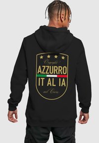 Sudadera negra con un gran logo de escudo dorado en la parte posterior, con el texto "Orgoglio Azzurro IT AL IA" y acentos en rojo y verde.
