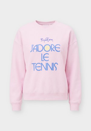 Ροζ φούτερ με μπλε κείμενο "J'ADORE LE TENNIS" και έναν μικρό κίτρινο κύκλο στο γράμμα "O", μαζί με μια υπογραφή πάνω από το κείμενο.