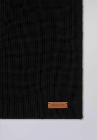 Sort strikket tørklæde med ribbet tekstur, med et brunt lædermærke præget med "TRUSSARDI" i nederste højre hjørne.