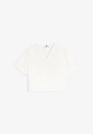 Biały krótki T-shirt z krótkimi rękawami i dekoltem w serek, prezentowany na jednolitym białym tle.