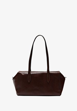 Brun læder skuldertaske med to lange håndtag, rektangulær form, glat tekstur og skrå hjørner. Har et minimalistisk design.